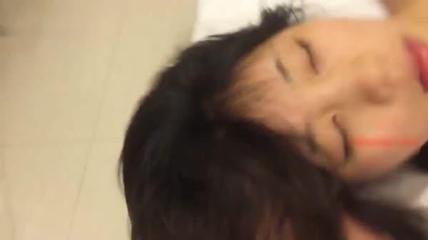 杭州白嫩性感漂亮美女和闺蜜男友酒店见面时不小心中招被各种蹂躏虐玩后啪啪！